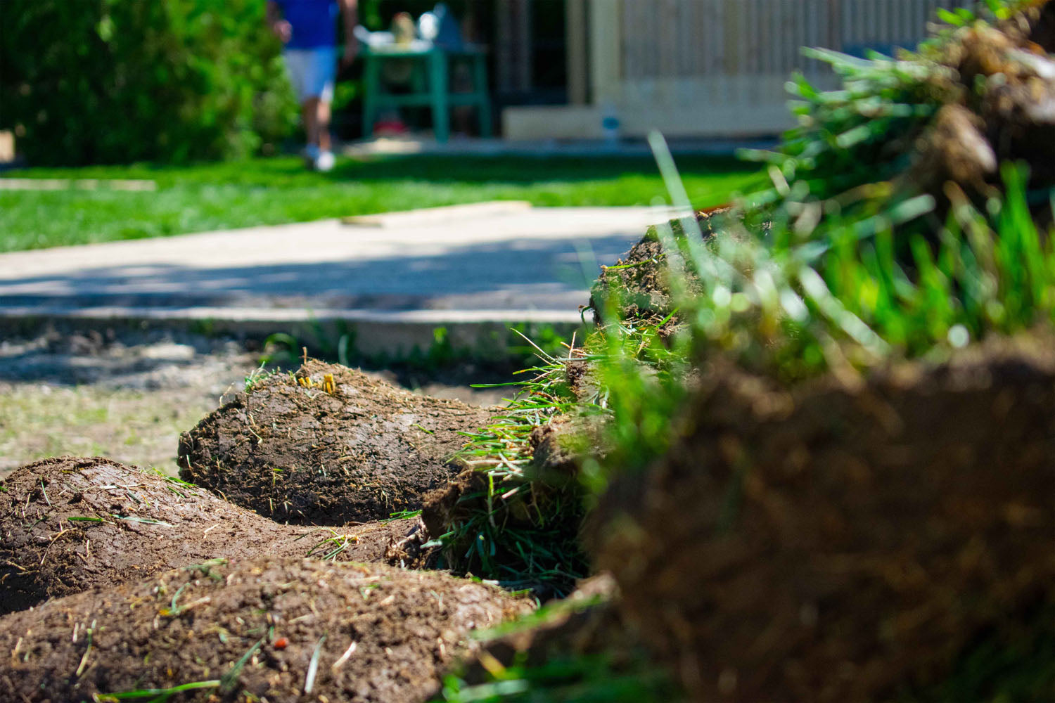 Rulouri de gazon pregătite pentru a fi instalate și pentru a amenaja o grădină.