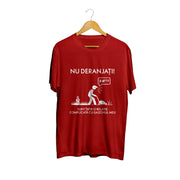 Tricou roșu Nu deranjați, sunt într-o relație complicată cu gazonul meu – 100% bumbac